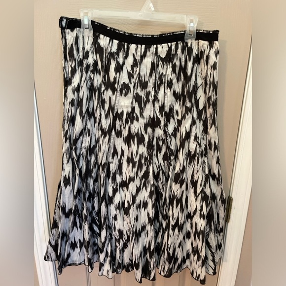 Focus Life Style black & white full a-line midi size zip skirt. Size 10. - Picture 4 of 7